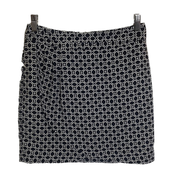 Banana Republic Dresses & Skirts - BANANA Republic skirt, black and white, size 2